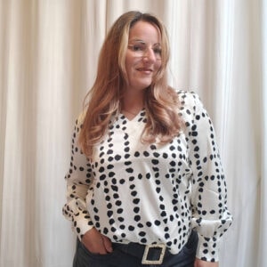 Satin stippeltjes blouse