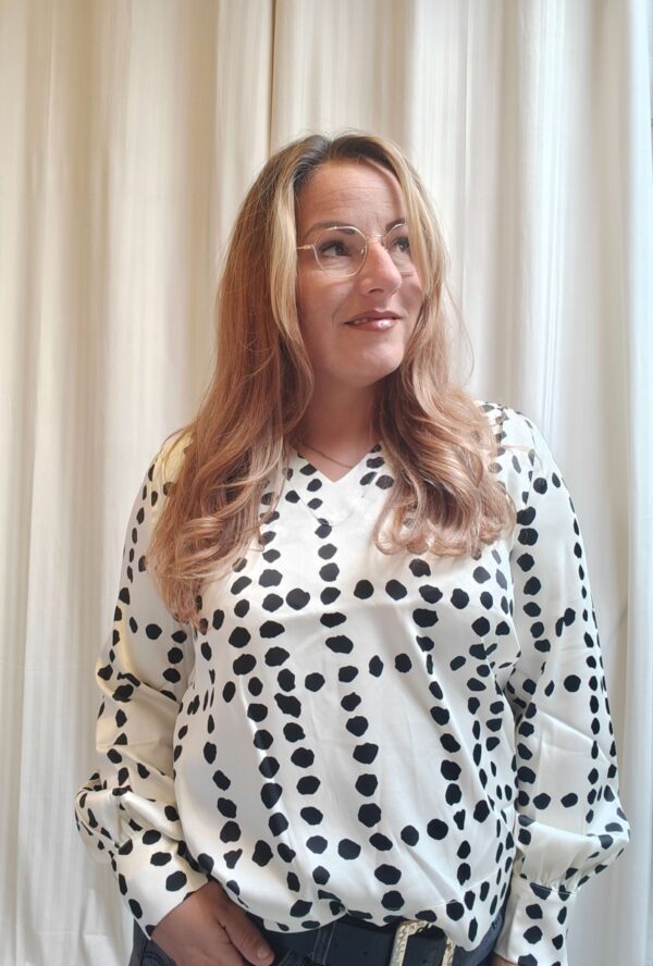 Satin stippeltjes blouse