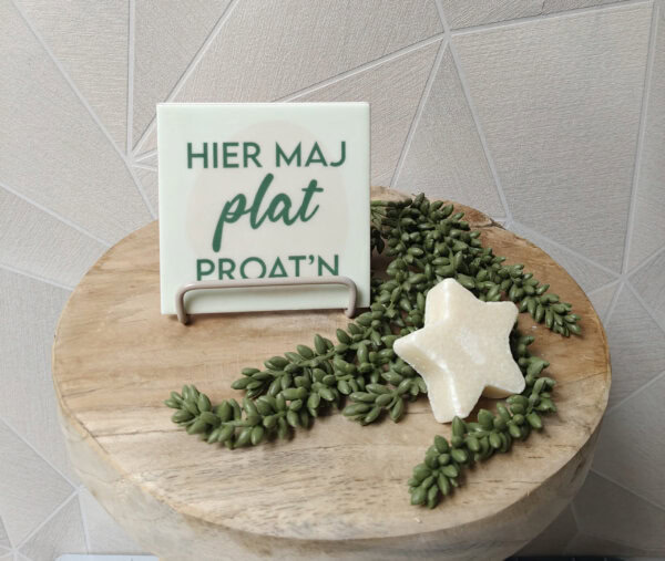 Tegeltje-Hier maj plat proat'n