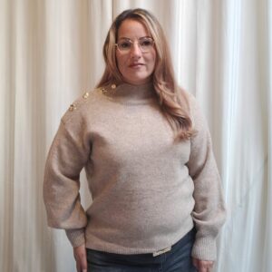 trui met gouden knoopdetails
