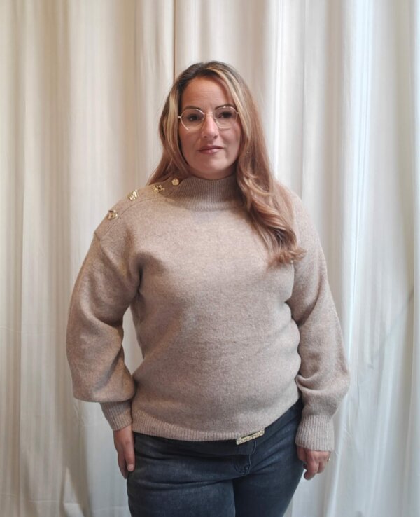 trui met gouden knoopdetails