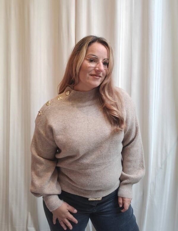 Trui met gouden knoopdetails