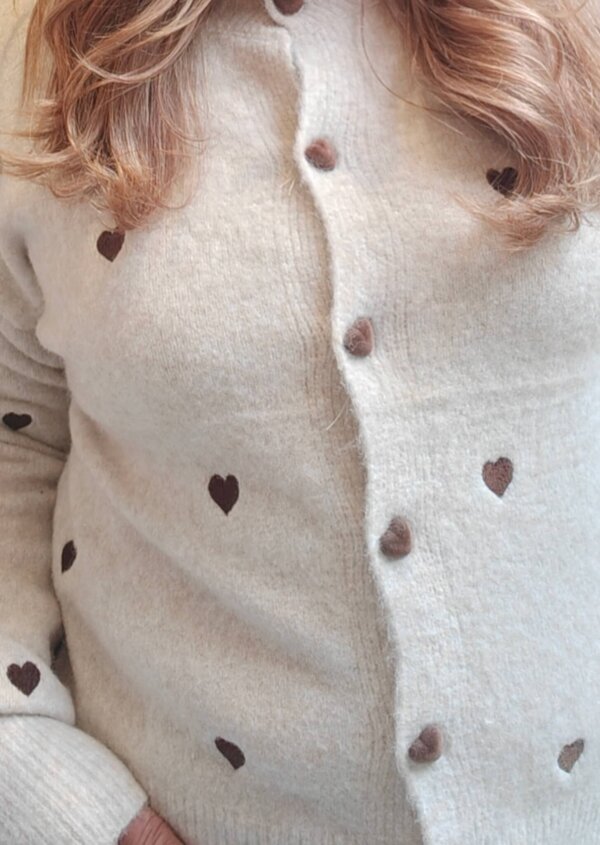 Beige vest met bruine hartjes
